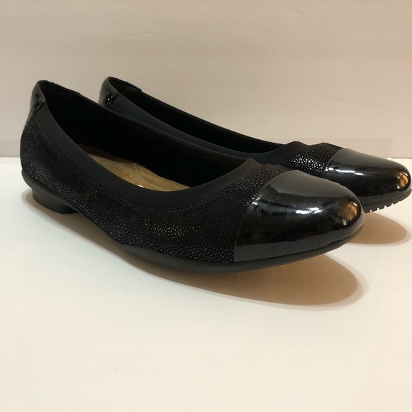 clarks flats black
